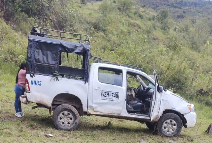 Camioneta de servicio público volcada en la vereda El Carbón, Aipe, Huila, 2025