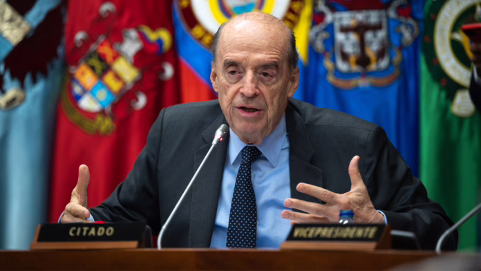 Álvaro Leyva en Washington; al fondo, Casa Blanca y banderas de EE. UU.