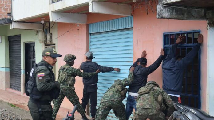 Tropas del Ejército evacúan a soldados liberados durante la Operación Justicia en El Tambo (23-VI-2025)