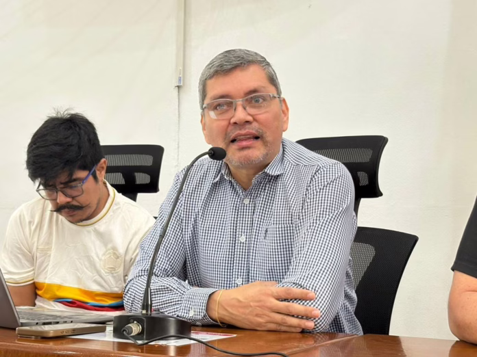 Ricardo Madero y su hija María Lucía muestran robots en la plenaria del Concejo de Neiva, 5-jul-2025