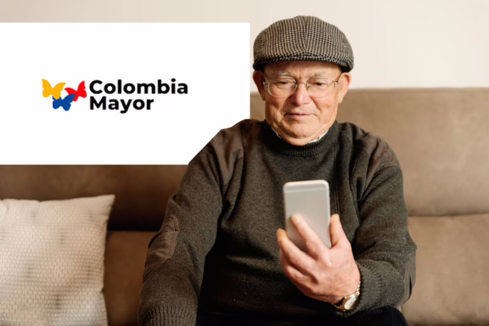 Adulto mayor cobra su subsidio Colombia Mayor en corresponsal bancario, julio 2025